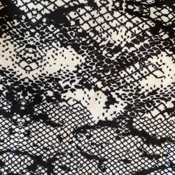 ZYIA Active Cobra Skin Metallic Light &Tight High Rise Capri Leggings. - Picture 10 of 10